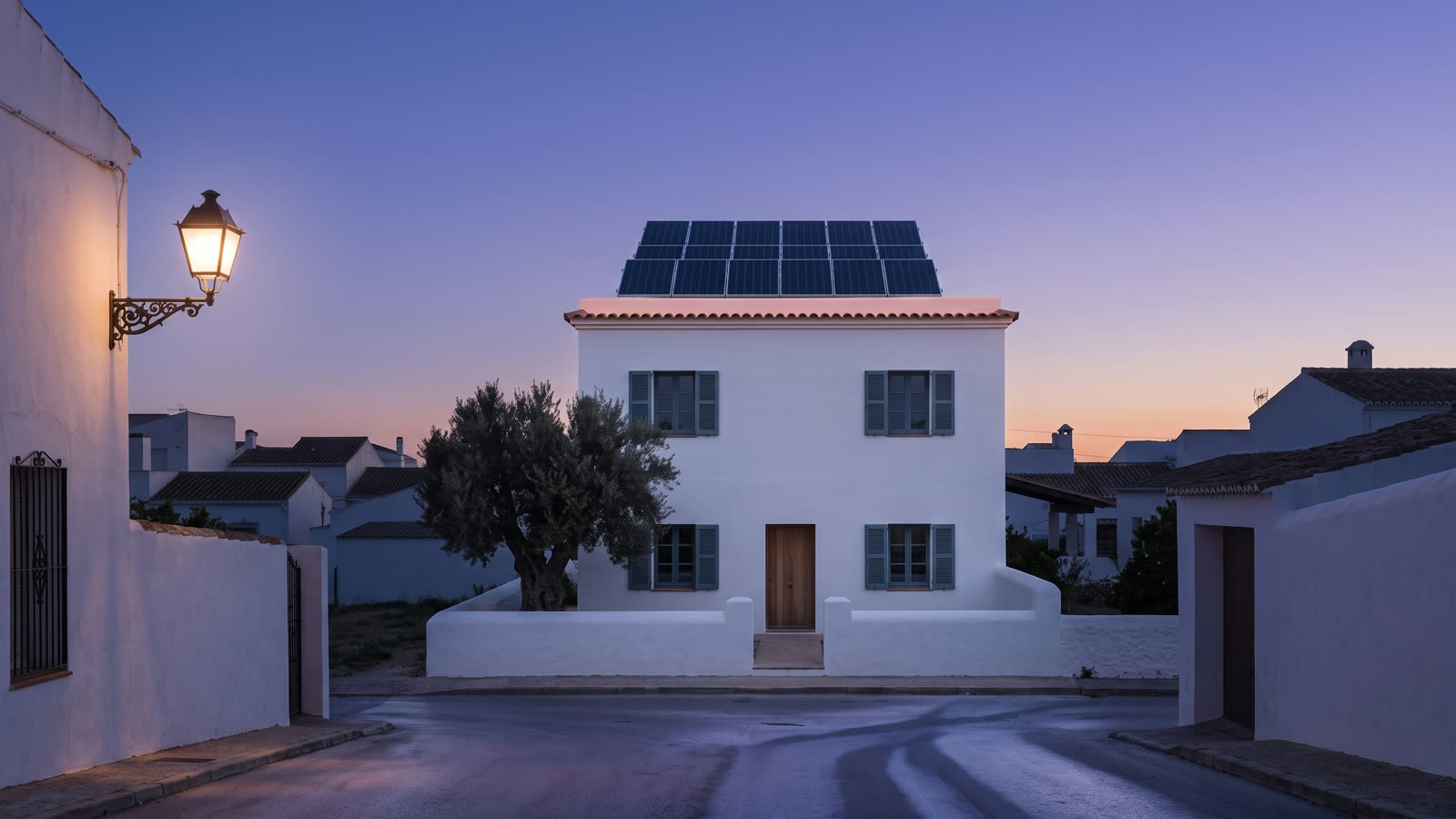 Casa andaluza con placas solares al amanecer
